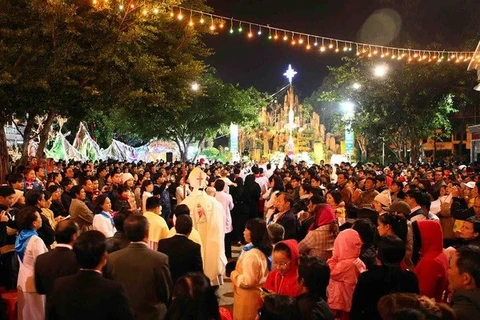 Catholic people welcomed Christmas Day (Photo: VNA)